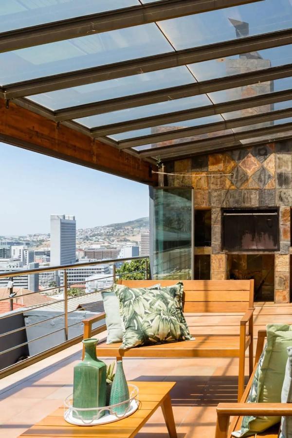 3 Bedroom Hilltop With Spectacular Views *