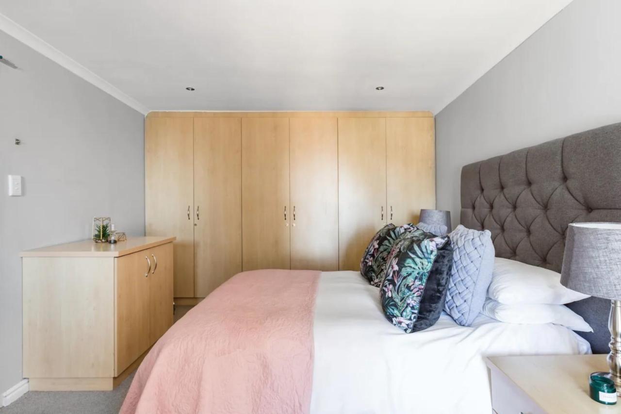 Holiday home 3 Bedroom Hilltop With Spectacular Views Cape Town