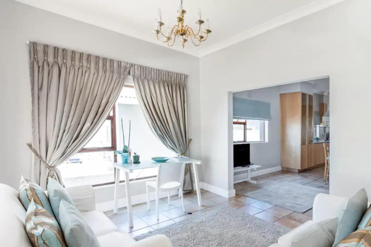 3 Bedroom Hilltop With Spectacular Views *